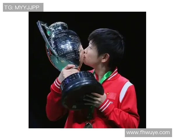 足球巨星亲吻奖杯瞬间：荣耀时刻与激情碰撞的象征